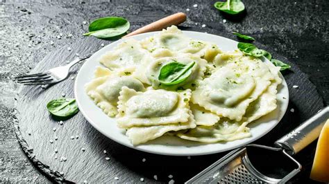 Per preparare i ravioli ricotta a spinaci iniziate dalla preparazione della sfoglia fresca all'uovo. Ravioli vegan fatti in casa | Saporiti con spinaci e tofu