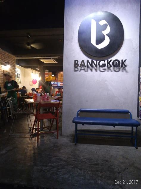 Some street stalls in bangkok serve coffee made the traditional way, but the newer ones brew the coffee a la minute with a coffee machine. Bangkok Street Food, Setapak
