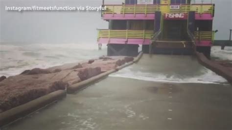 Video Galveston Pier Pummeled By Waves During Hurricane Harvey 6abc Philadelphia