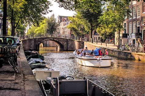 los 10 mejores paseos por los canales de Ámsterdam explora las vías fluviales más famosas de