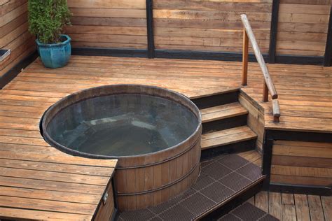 Extra thick japanese soaking tub, large enough to easily fit one person. East Heaven- someday we will him one of these | Japanese ...