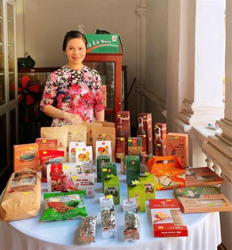 Đồng tháp mười nổi tiếng với những ao sen tỏa hương thơm ngát và những cánh rừng tràm trải dài hay nổi tiếng với những ruộng sen, khắp nơi tại đồng tháp. Đồng Tháp: Phong phú ẩm thực, đặc sản du lịch