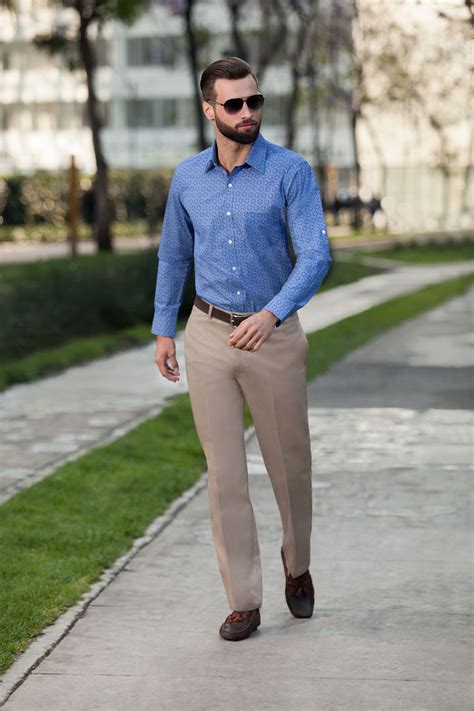 Camisa en color azul para caballero, pantalón casual en color café