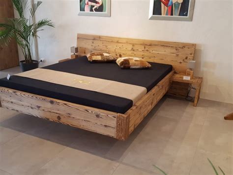 Eleganti letti moderni in legno massello o listellare. Letto matrimoniale moderno Alpina Artigianale a prezzo ribassato