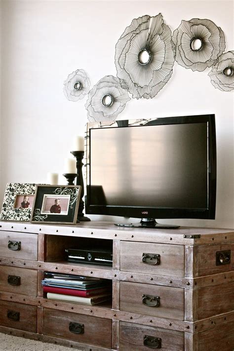 Check out our examples below to learn how to decorate a large wall. Decorating Above a TV