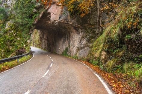 Route De Tunnel De Pierre Dans Un Paysage De Montagne Dans Le Parc