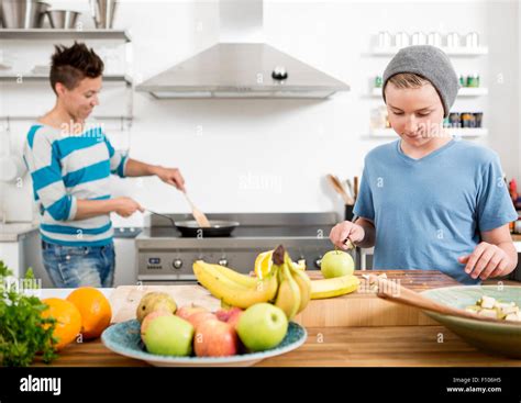 Madre E Hijo En La Cocina Preparando La Comida Juntos Fotografía De