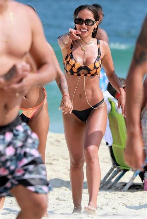 Fio Dental Anitta Faz Pose Ousada Na Praia E Quase Mostra Tudo