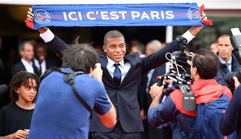The battle between erling haaland and kylian mbappe is raging after the midweek champions league action. Vorstellung von Kylian Mbappe bei PSG: Der Vater schnappt ...