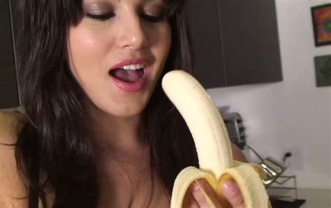 Gorgeous Busty Brunette Sunny Leone Enjoys Sucking Banana On Cam Video