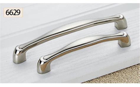 Tambahkan saja lemari piring dapur minimalis putih kayu yang menawan ini ke ruang anda sehingga anda memiliki tempat untuk menyimpan semua sup, tas sandwich, dan peralatan cadangan anda. Jual Handle modern minimalis untuk pintu lemari laci rak ...