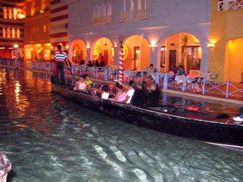 يقع فندق porto south beach بورتو ساوث بيتش، العين السخنة في العين السخنة في مواجهة شاطئ البحر، وهو مكان إقامة مصنف 4 نجوم يضم مطعماً ومسبحاً خارجياً وحديقة، كما تحتوي جميع الغرف على مطبخ صغير. احلى سياحه مع بورتو مارينا ~ احلى سياحه