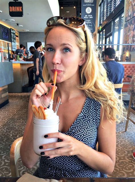 Anna Camp Talks Pitch Perfect 2 Dating Skylar Astin And More Glamour
