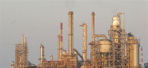 Kilang minyak pt pertamina ru vi balongan di kabupaten indramayu, jawa barat, pada senin iya benar dari sini kelihatan, memang benar itu kawasan ru vi balongan, kata dia lewat telepon. Kisruh Balongan, Produksi Kilang Pertamina Turun ...