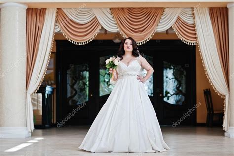gros seins brunette jeune mariée avec bouquet de la mariée au mariage — photographie asphoto777