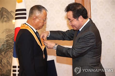 Jun 21, 2021 · 대회 조직위원회 플레이북 3판에 따르면 선수들은 코로나19 방역 위반시 경기 참가 자격 박탈, 금전적 제외는 물론 국외 추방까지 당할 수 있다. 평창올림픽 유공자 포상하는 이낙연 총리 | 연합뉴스
