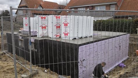 In der regel wird die weiße wanne geschosshoch errichtet, wobei sowohl die bodenplatte als auch außenwände als in sich geschlossene wanne mit hohem wassereindringwiderstand entstehen. Keller abgedichtet | Architekt Und Haus preiswert und sicher