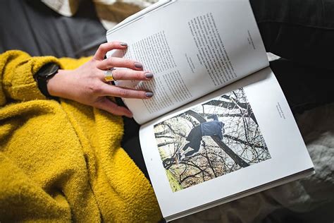 joven mujer leyendo revista cama en la cama caucásico hembra mujer interior relajarse