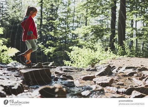 Kleines Mädchen Das In Den Bergen Spazieren Geht Und Seine Sommerferien In Der Natur Verbringt