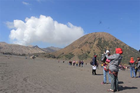 Gunung ini juga terletak di kawasan karst baturagung yang tersusun atas batuan beku berupa breksi andesit dan lava. Harga Tiket Masuk Wisata Gunung Bromo Jawa Timur - SIYOO