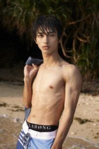 The site owner hides the web page description. 横浜流星のバキバキ腹筋と筋肉に感動!細マッチョの筋トレ ...