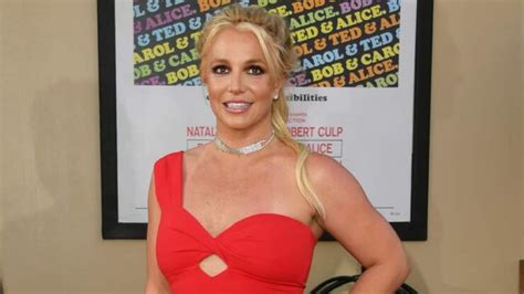 Britney Spears Ex Makeup Artist Says Shes Not In Control Of Social