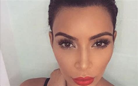 Grávida Kim Kardashian exibe decote generoso Quem QUEM News