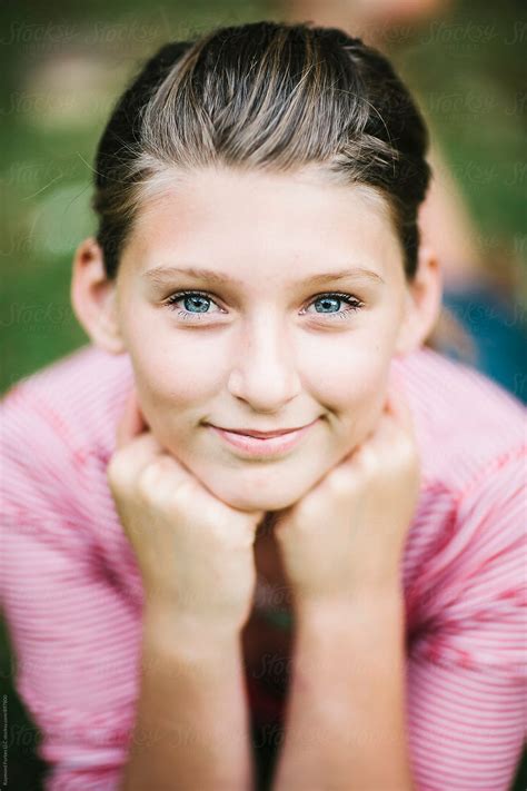 Portrait Of Happy Young Girl With Beautiful Eyes Del Colaborador De