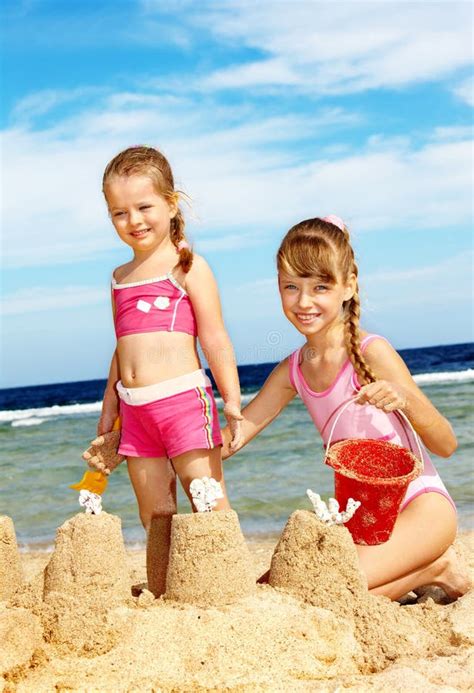 Bambini Che Giocano Sulla Spiaggia Immagine Stock Immagine di attività sandcastles