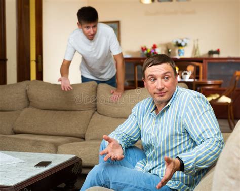 Disgustado Padre Sentado Mientras Discute Con Su Hijo Adolescente