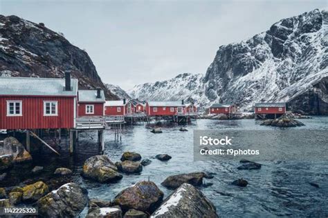 ノルウェーのヌースフィヨルド漁村 スカンジナビアのストックフォトや画像を多数ご用意 スカンジナビア ヌールラン県 ノルウェー