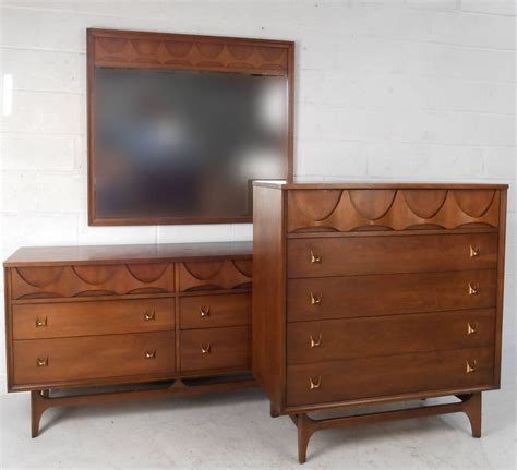 Browse mid century & modern bedroom furniture to bring effortless style with beautiful furniture. Mid-Century Modern Brasilia Bedroom Set by Broyhill at 1stdibs