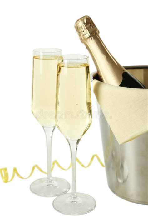 Стекла шампанского с бутылкой в ведре на белой предпосылке Стоковое Фото изображение