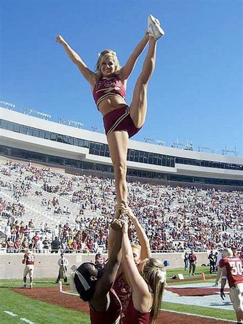 Sexy Cheerleaders High Kicking Pics