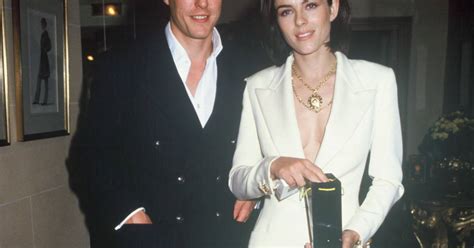 En 1994 Elizabeth Hurley Revisite Le Tailleur En Versace Puretrend