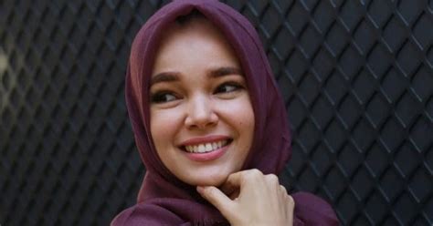 Biografi Profil Biodata Biodata Dewi Sandra Artis Cantik Berhijab