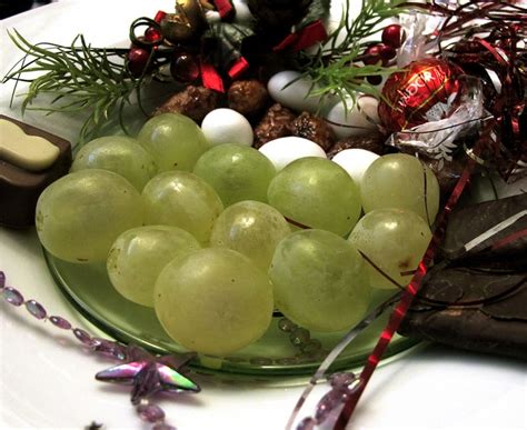 Eating 12 Grapes At Midnight Worlds Weirdest Traditions Knowinsiders