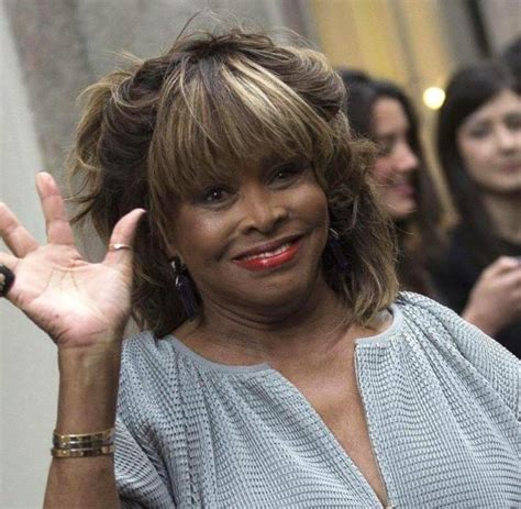Tina Turner Stellt Musical Hauptdarstellerin Persönlich Vor Welt