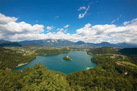 Ljubjana stolica słowenii ljubljana należy do najstarszych miast tego regionu. Bled Słowenia - jezioro i słynny kościół na jeziorze