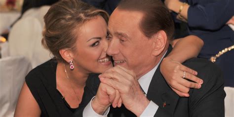 Francesca Pascale Si Fa Bionda La Fidanzata Di Berlusconi Sfoggia Un