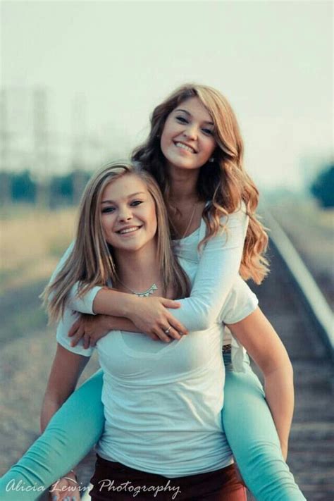 Pin By Katie Caraway On Bestfriend Picture Ideas ️ Friend Photoshoot Friend Pictures Poses