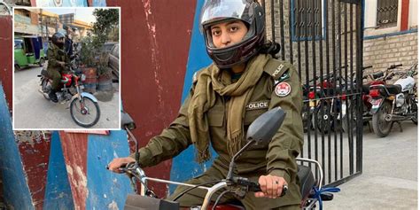موٹر سائیکل پرتھانے آنیوالی دبنگ خاتون پولیس افسر کی دھوم مچ گئی، یہ خاتون کون ہے؟ سوشل میڈیا پر