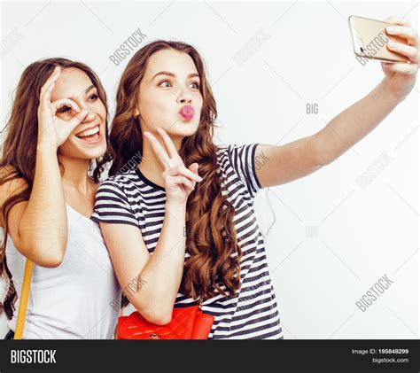 Top More Than 150 Best Selfie Poses With Friends Vn