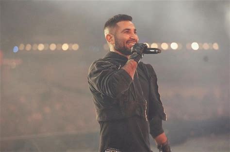 أحمد سعد بقفازات جلدية وبنطلون فضفاض متعدد الجيوب في حفل مهرجان ساوند ستورم ألبوم في الفن