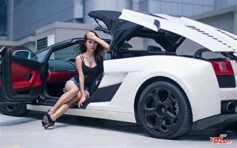 Sexy Girl In Lamborghini Putting The Top Down