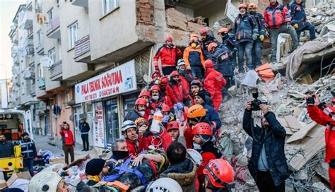 Turchia Almeno Morti Per Terremoto Nella Regione Al Confine Con L Iran