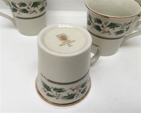 Royal Limited Holly Holiday Set Of 4 Coffee Mugs Thumb Rest Christmas Cups Ebay