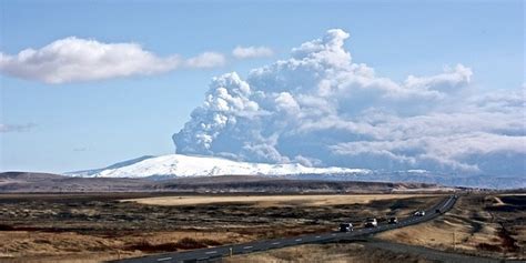 Les volcans d' islande comprennent une forte concentration de volcans actifs en raison de l'emplacement de l'islande sur la dorsale. Ce volcan en Islande qui fait frémir l'aérien - Magazine ...