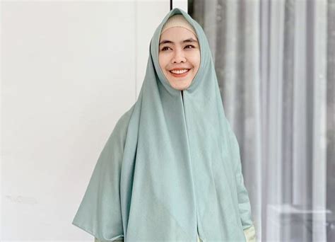 5 Ootd Hijab Syari Terbaru Ustadzah Oki Setiana Dewi Simpel Dan Memesona Okezone Muslim