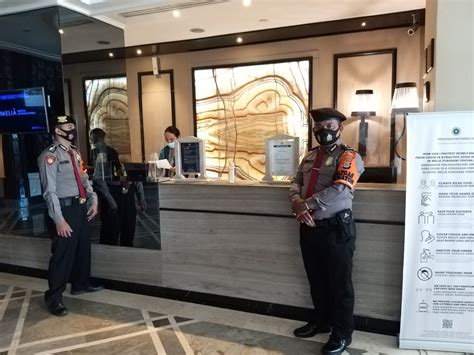 Patroli Sambang Ke Hotel Petugas Berikan Himbauan Tentang Protokol